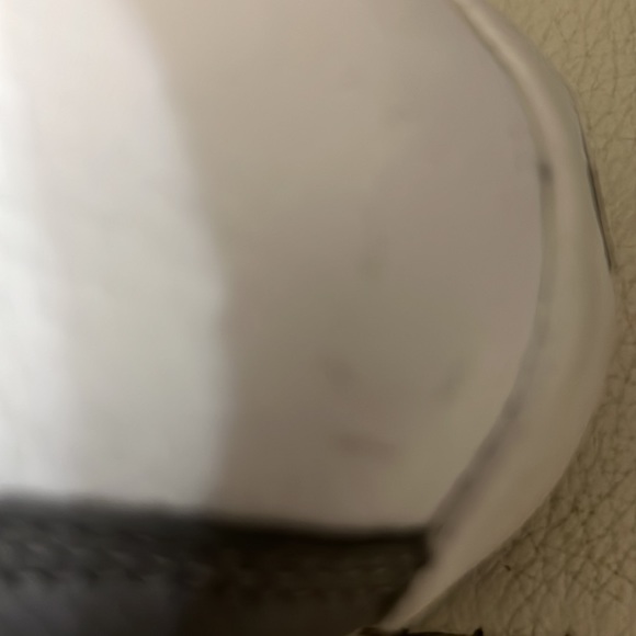 Nicely kept Air Jordan 13 Retro Sneakers M7/W9. Ready for school. - Picture 8 of 11